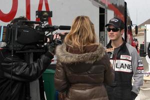 los engelen, bederven 19 - extra afnemen van interviews Kevin Jonas Bij de toyota pro beroemdheid ras opleiding sessie Bij wilg veren speedway Aan maart 19, 2011 in rosamond, ca foto