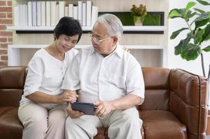 gelukkig senior Aziatische paar met behulp van tablet