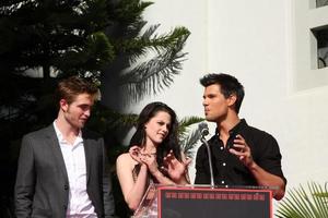 los engelen, nov 3 - robert pattinson, kristen stewart, taylor poetsvrouw Bij de handafdruk en voetafdruk ceremonie voor de schemering saga acteurs Bij grauman s Chinese theater Aan november 3, 2011 in los engelen, ca foto