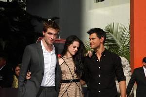 los engelen, nov 3 - robert pattinson, kristen stewart, taylor poetsvrouw Bij de handafdruk en voetafdruk ceremonie voor de schemering saga acteurs Bij grauman s Chinese theater Aan november 3, 2011 in los engelen, ca foto