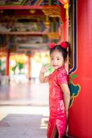 schattig klein Aziatisch meisje in chinese traditionele kleding. foto