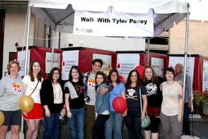 los engelen, okt 6 - tyler posey met fans en supporters van zijn lls team Bij de licht de nacht de wandelen naar voordeel de leukemie-lymfoom maatschappij Bij zonsondergang-gower studio's Aan oktober 6, 2013 in los engelen, ca foto