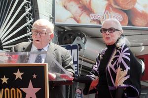 los engelen, apr 28 - ed asner, Barbara bain Bij de bairbara bain Hollywood wandelen van roem ster ceremonie Bij de Hollywood wandelen van roem Aan april 28, 2016 in los engelen, ca foto