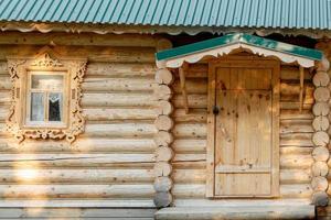 Russisch houten huis. tradities van Rusland. houten ramen. log huis. foto