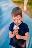 jongen aan het eten ijs room in de zomer Aan de straat foto