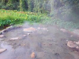 heet veren in nationaal park en natuurlijk mineraal water. heet veren in bosbouw. foto