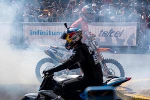 guadalajara, Mexico - oktober 25 2022 showrun Aaron Colton, didier goirand en ivan ramirez rijden motorfietsen foto