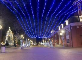 verlichting voor Kerstmis en nieuw jaar vakantie Aan stad centrum, varna, bulgarije foto