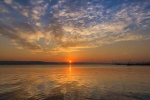 spannend meer zonsondergang met reflectie foto