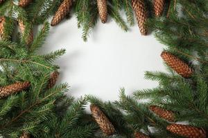 vakantie groet kaart of banier samenstelling met pijnboom boom takken. vrolijk Kerstmis achtergrond en gelukkig nieuw jaar 2023. foto