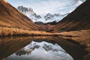 klein water vijver in juta vallei in herfst seizoen, Kaukasus bergen reeks in Georgië land, Europa foto