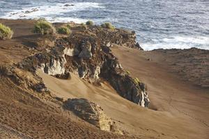 Azoren vulkanisch kustlandschap in faial eiland. ponta dos c foto