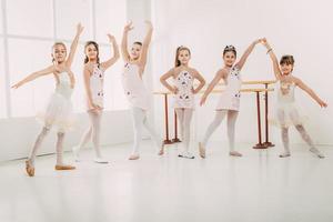 weinig meisjes beoefenen ballet foto