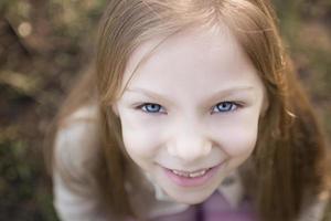 weinig meisje met blauw ogen foto