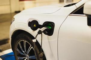 elektrisch auto opladen station met voertuig charing batterijen. toekomst van vervoer. foto