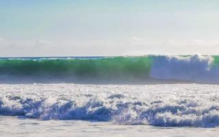 extreem reusachtig groot surfer golven Bij strand puerto escondido Mexico. foto