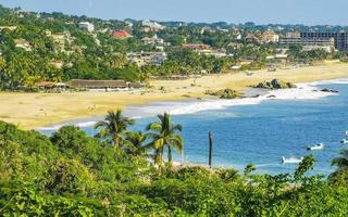 mooi stad en zeegezicht landschap panorama en visie puerto escondido Mexico. foto