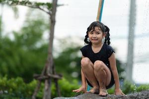 kinderen hebben pret spelen modder dia's in de gemeenschap velden. foto