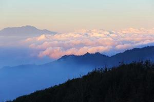 berg met prachtige mist bij zonsondergang, bromo foto