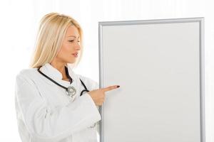 vrouw dokter met notitiebord foto
