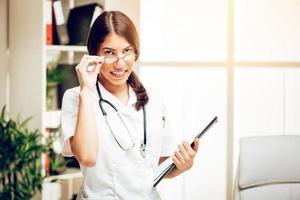 geslaagd vrouw jong dokter foto