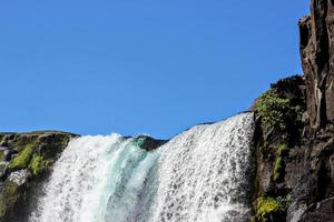 waterval onder blauwe hemel foto