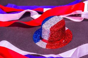 klein rood, wit en blauw partij top hoed met Amerikaans vlag gekleurde slingers foto
