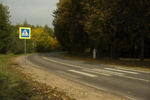 draaien weg. voetganger kruispunt aan de overkant straat. bijhouden details. foto