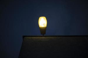 lamp Aan dak van gebouw. licht Aan huis. straat verlichting. foto