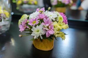 bruidsboeket gemaakt van witte rozen foto