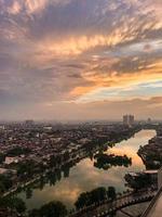 stadsgezicht bij zonsondergang foto