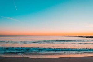 zonsondergang op het strand foto