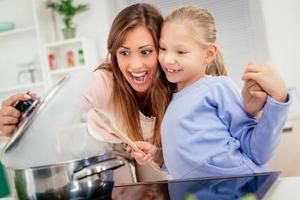 moeder en dochter in de keuken foto