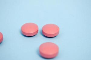 rood ronde medisch farmaceutisch farmaceutische producten voor de behandeling van ziekten pillen geneesmiddelen Aan een blauw achtergrond foto