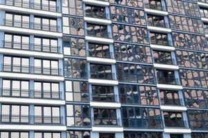 mooi modern blauw glas glasvezel ramen van de facade muur van een modern wolkenkrabber gebouw huis. achtergrond, structuur foto