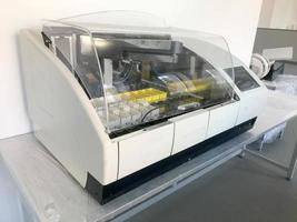 een automatisch inrichting voor veelkleurig vlekken, ondersteunt standaard- histologisch kleuring protocollen en speciaal degenen, welke kan worden uitgevoerd of afzonderlijk of in combinatie foto