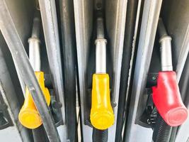 vulling kleurrijk geweren Bij een gas- station voor tanken een auto met brandstof, benzine, diesel foto