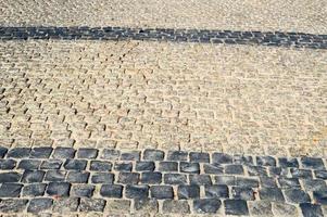 structuur van een steen muur, wegen van stenen, bakstenen, kasseien, tegels met zanderig naden van grijs oude natuurlijk oud geel met scherp randen. de achtergrond foto