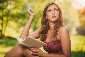 jong vrouw met boek foto