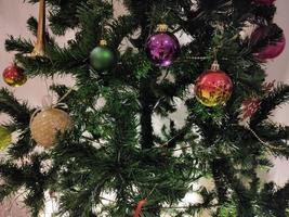 kerstboom met decoraties foto