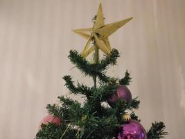 kerstboom met decoraties foto