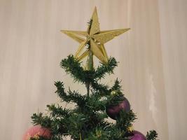 kerstboom met decoraties foto