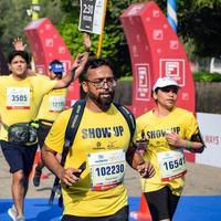 nieuw Delhi, Indië - oktober 16 2022 - vedanta Delhi voor de helft marathon ras na covid in welke marathon deelnemers over naar kruis de af hebben lijn, Delhi voor de helft marathon 2022 foto