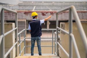 ingenieurs schrijven industrieel fabriek inspectie rapporten. foto