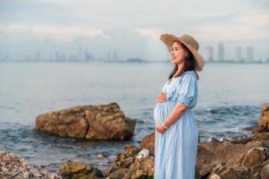 zwangere vrouwen reizen fijne feestdagen zonsondergang strand achtergrond foto