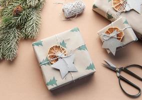 Kerstmis geschenk dozen, schoothoek van touw, papier rollen en decoraties. foto