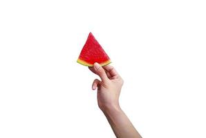 vrouw hand- Holding gesneden stuk van vers watermeloen geïsoleerd Aan wit achtergrond met knipsel pad en maken selectie. versheid fruit voor zomertijd en gezond aan het eten voedsel. heerlijk maaltijd, grappig foto