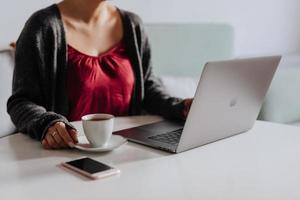 werken vrouw met kop van koffie foto