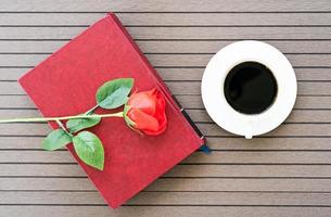 koffie tijd met boek, koffie kop, rood roos foto