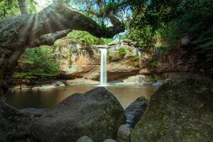 de haew suwat-waterval in thailand foto